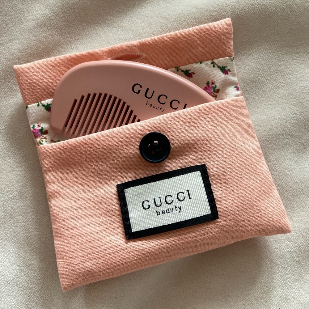 Gucci pink beauty comb with pouch